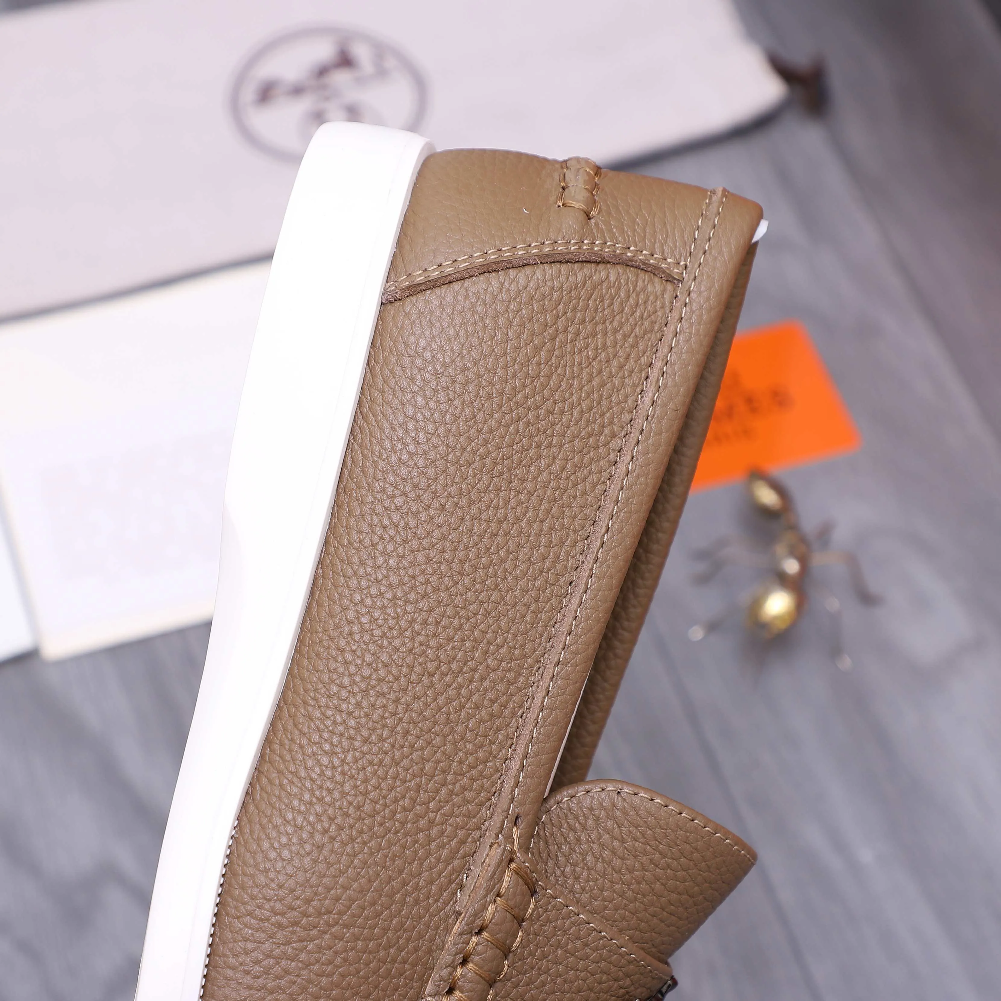 Men's shoes 💰p560 Product trademark: HERMES "Hermes" casual slip-on men's shoes. Regular size: 38-46 (45.46 is custom-made and non-returnable) Product materials: Selected pebbled cowhide upper, cowhide lining, original foam rubber ultra-light sole